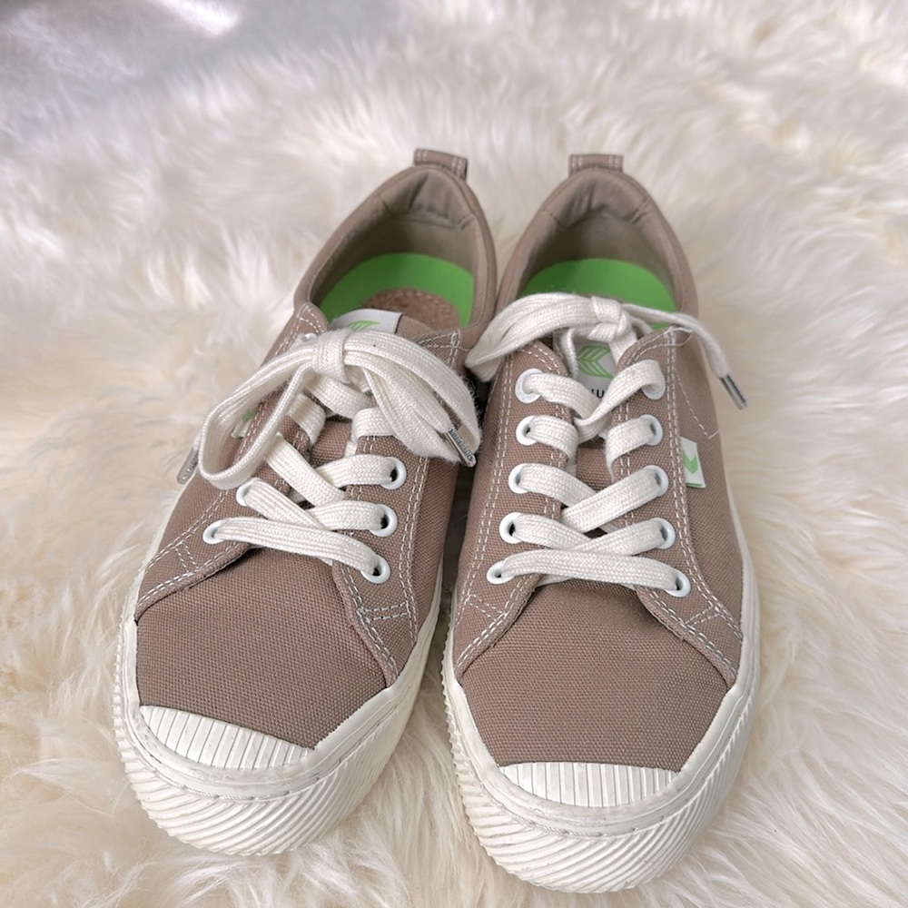 Cariuma Canvas Sneakers in size 7.5, khaki, like new, run slim
